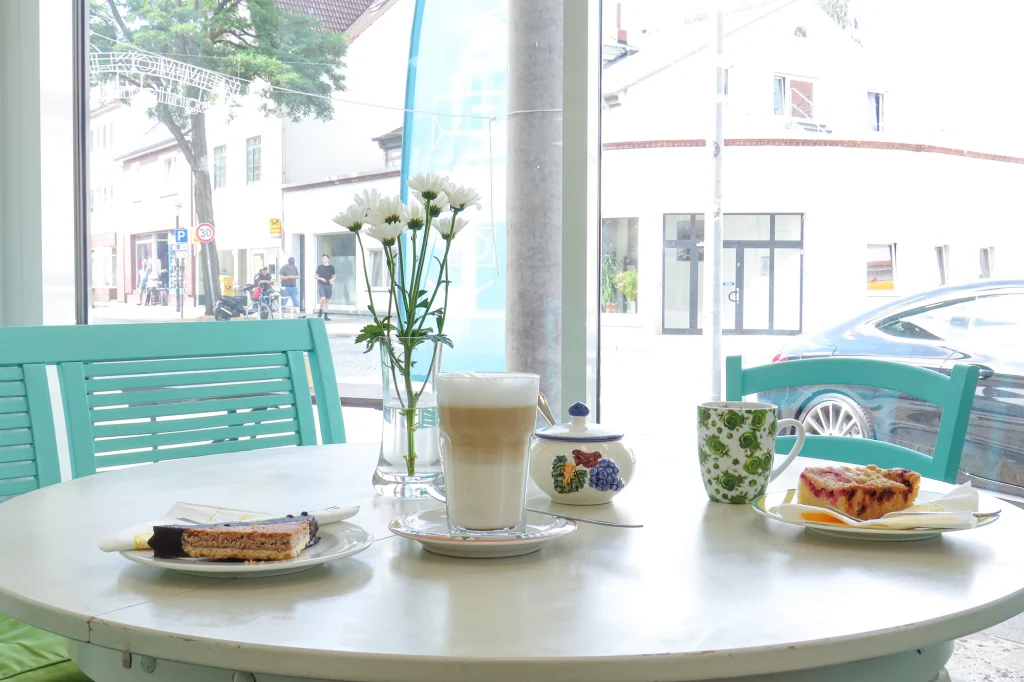 Sitzecke mit Tisch und Stühlen