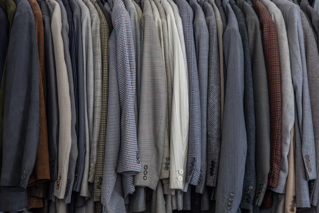 Kleidungsständer mit Hemden